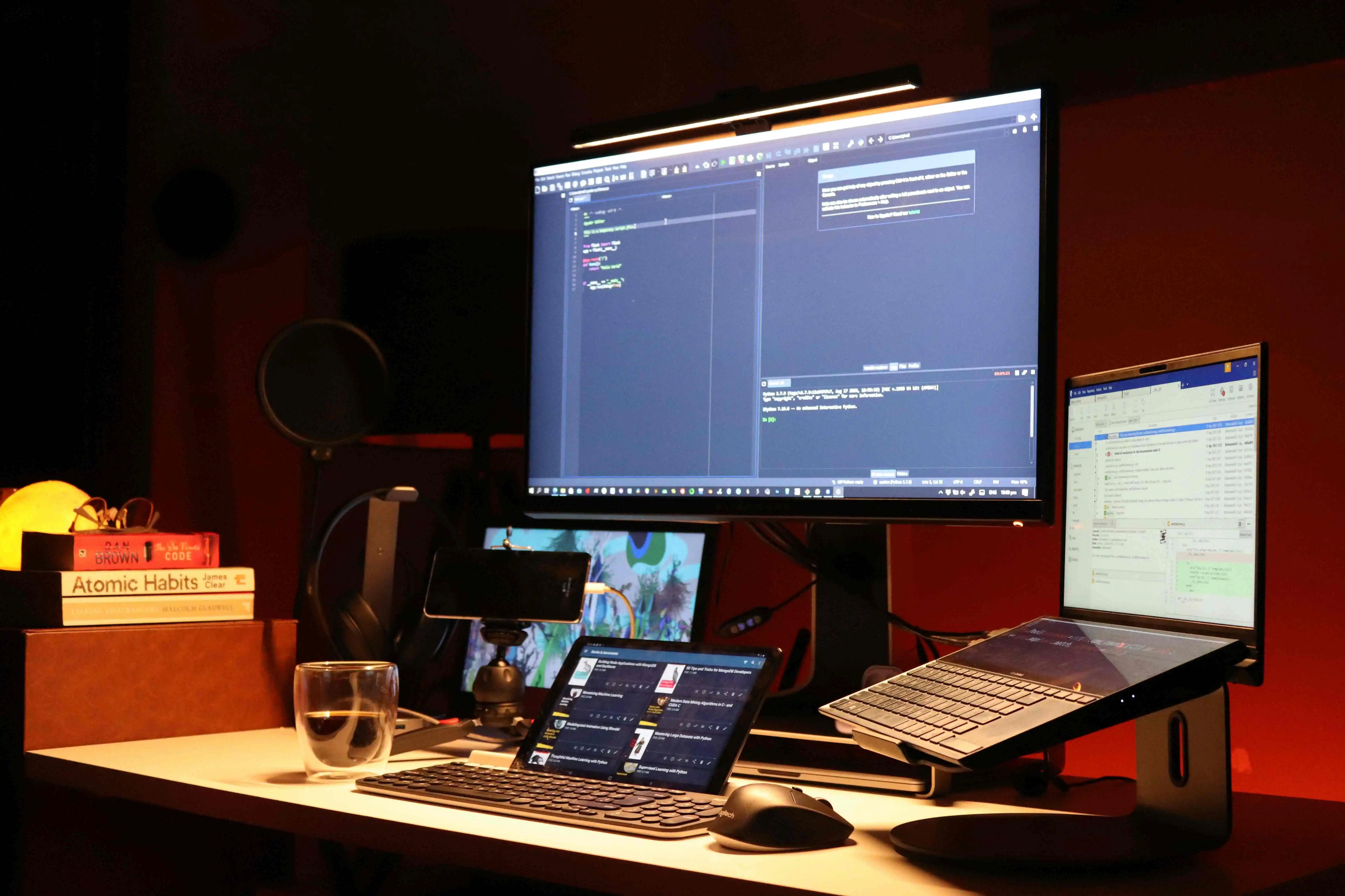 24/7 IT Support Team Monitoring Systems